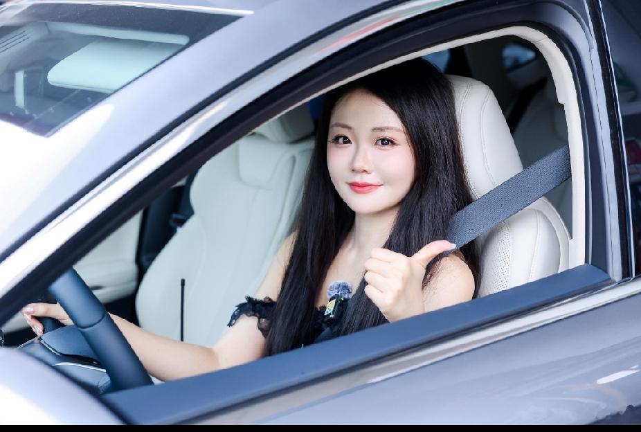前两天休息，看到我楼下的马路上有两辆轿车碰在一起，一男一女在争吵，警察👮也到了