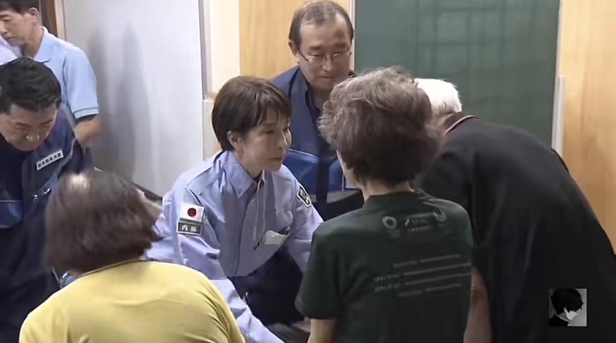 时隔6天才赴熊本灾区！高市早苗慰问表现引巨大争议！7月28日熊本县发生7.1级强