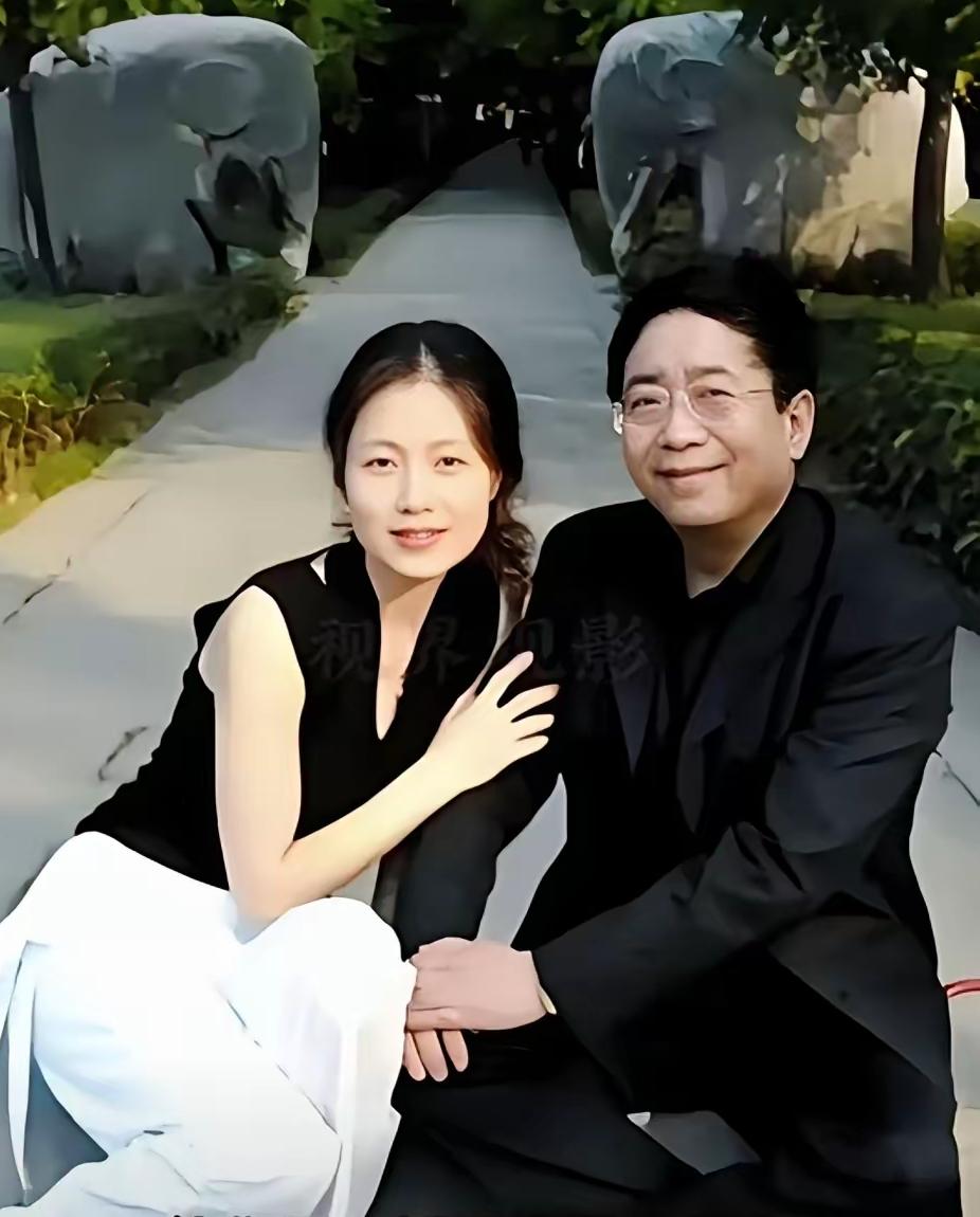 今年63岁的马兰身材依然挺拔匀称，肌肤白皙，优雅风韵，依然保持着东方美人的格调！