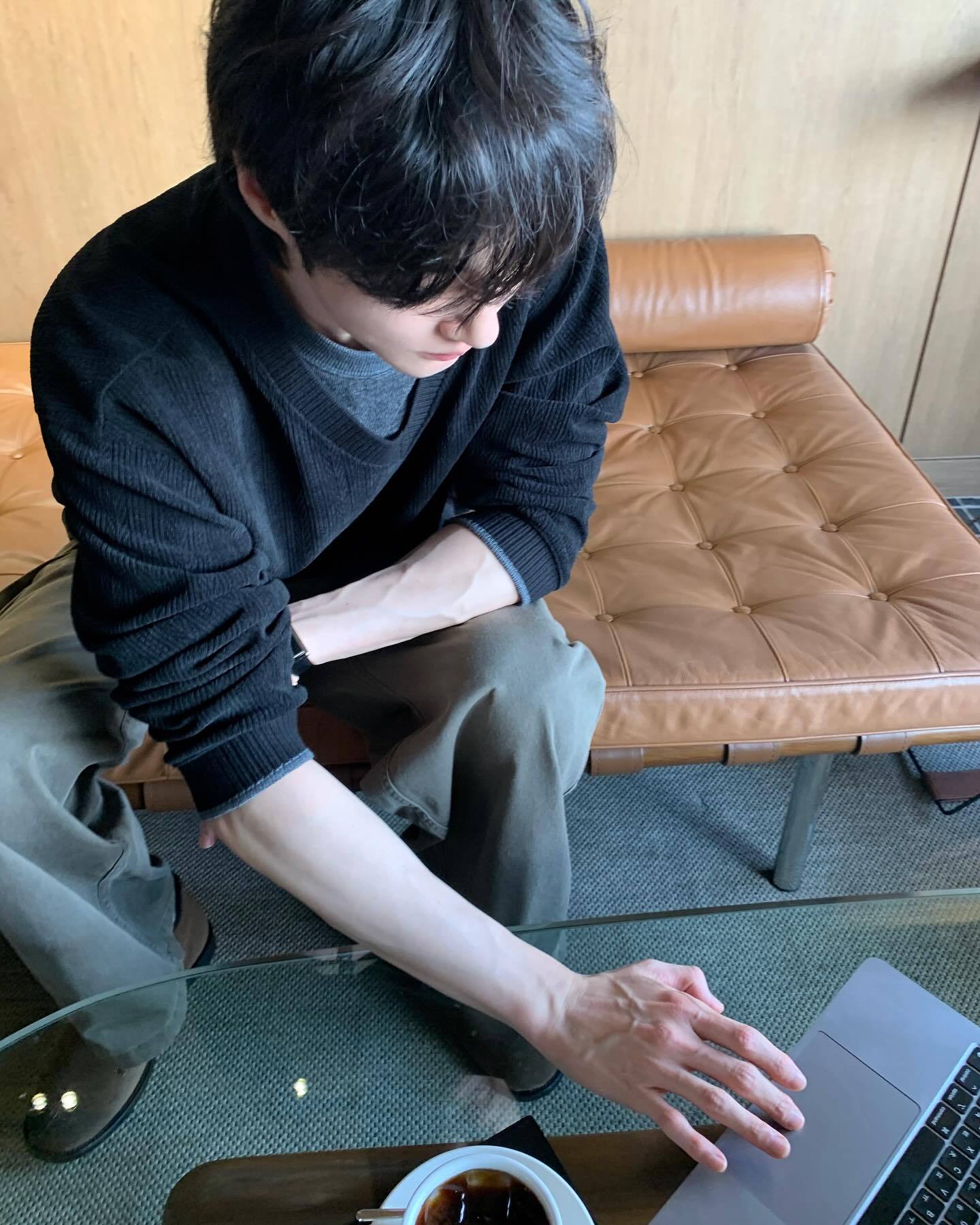 边佑锡update[爱慕][爱慕][爱慕][爱慕]这个手！！！！！！！！！！！！