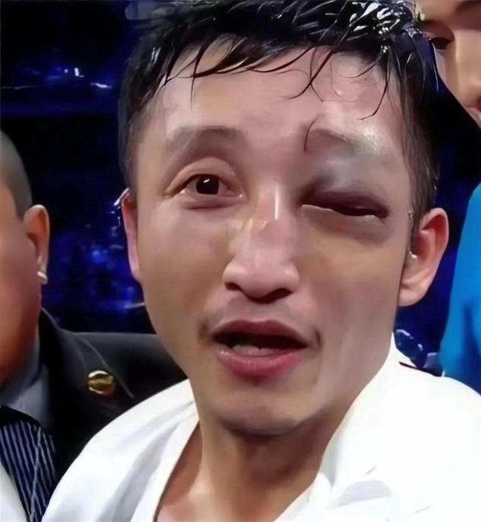“你可是世界冠军，为什么连这个家都撑不好？”

一句看似普通的家庭评价，却把拳王