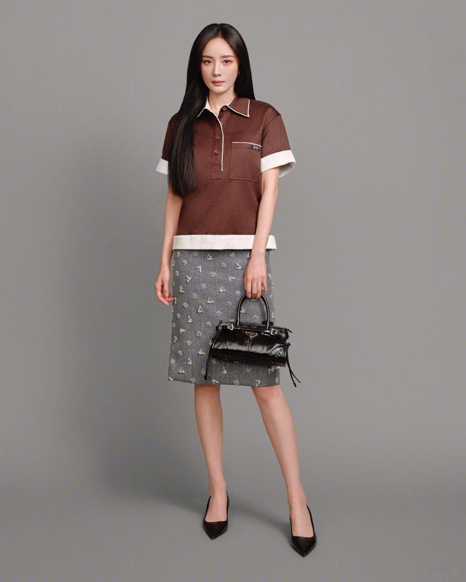 她是国民演员杨幂，以经典作品沉淀时光；她是时尚女王杨幂，以独立姿态诠释风格与态度