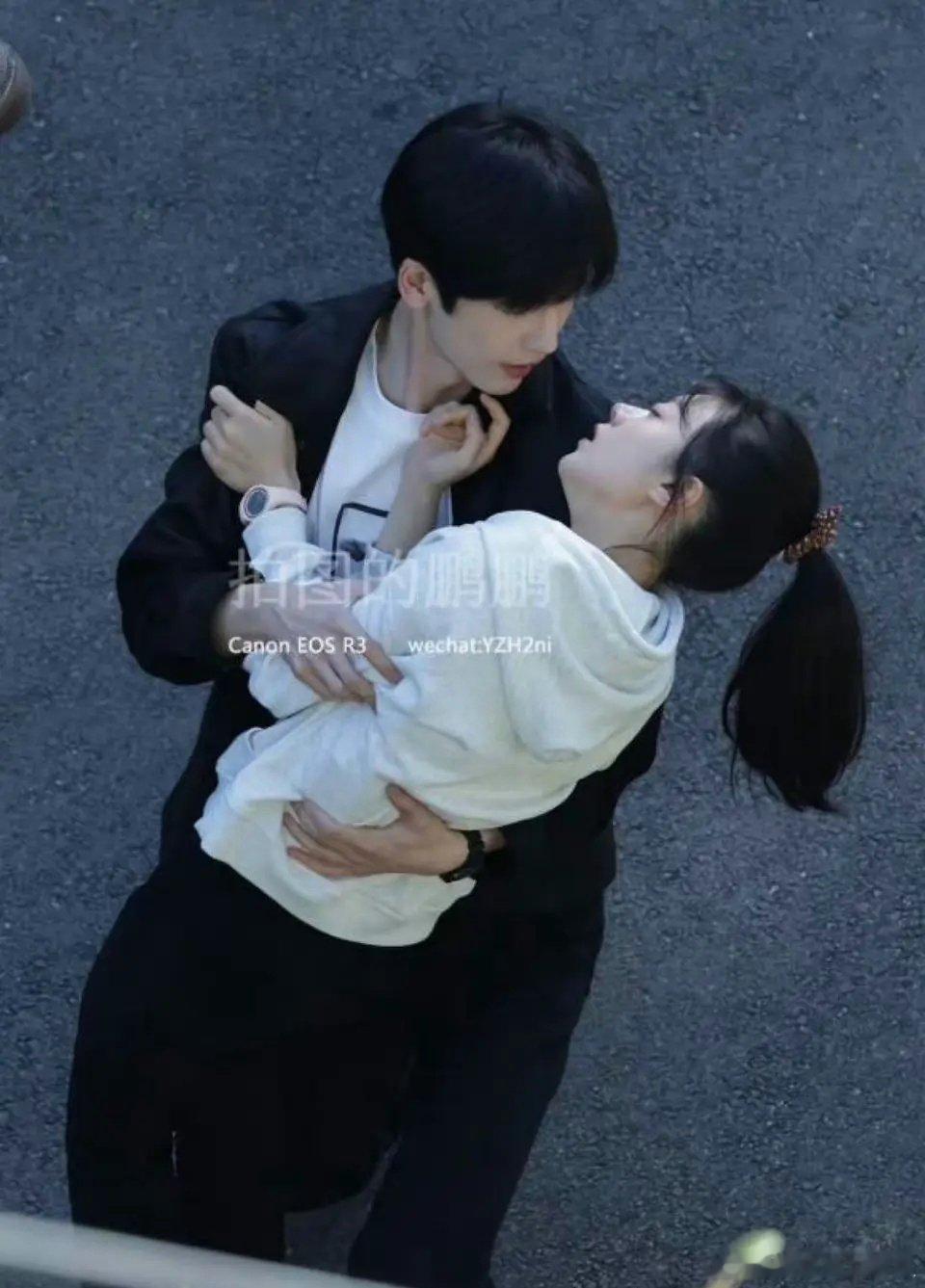 张凌赫灵气不小吧，这个一点偶像剧的氛围都没有，像舅舅抱侄女 ​​​