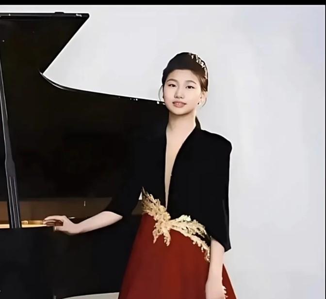 毛甜懿是毛新宇和刘滨的女儿，也是咱们毛主席的曾孙女。现在看她，已经是个大姑娘了，