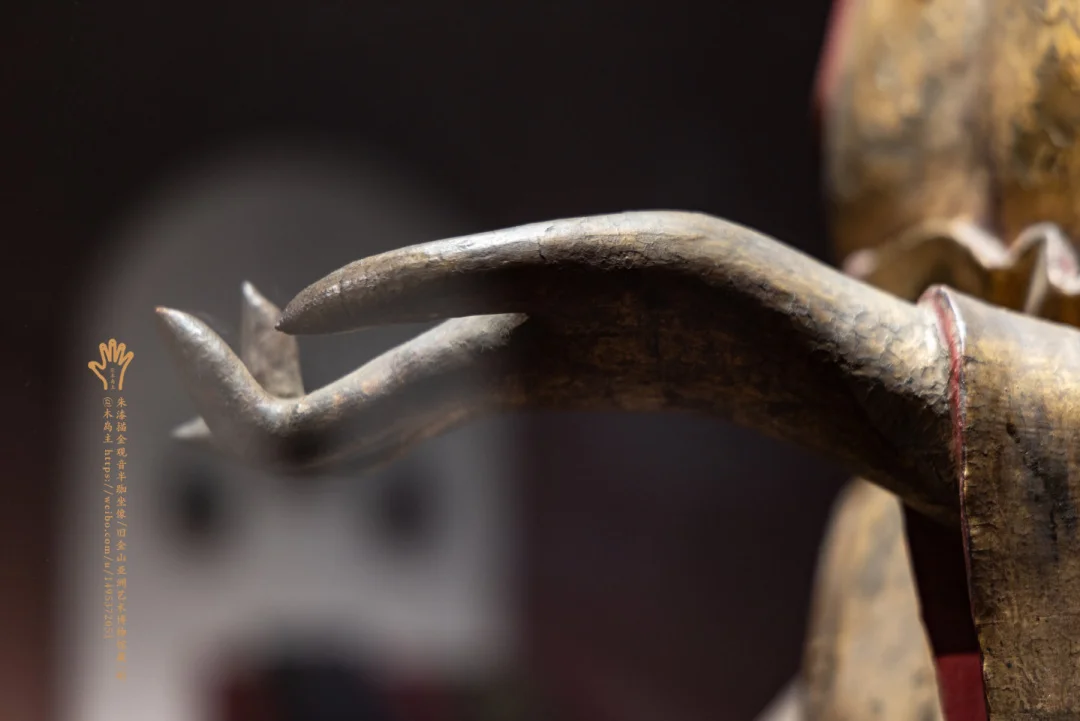 朱漆描金观音半跏坐像