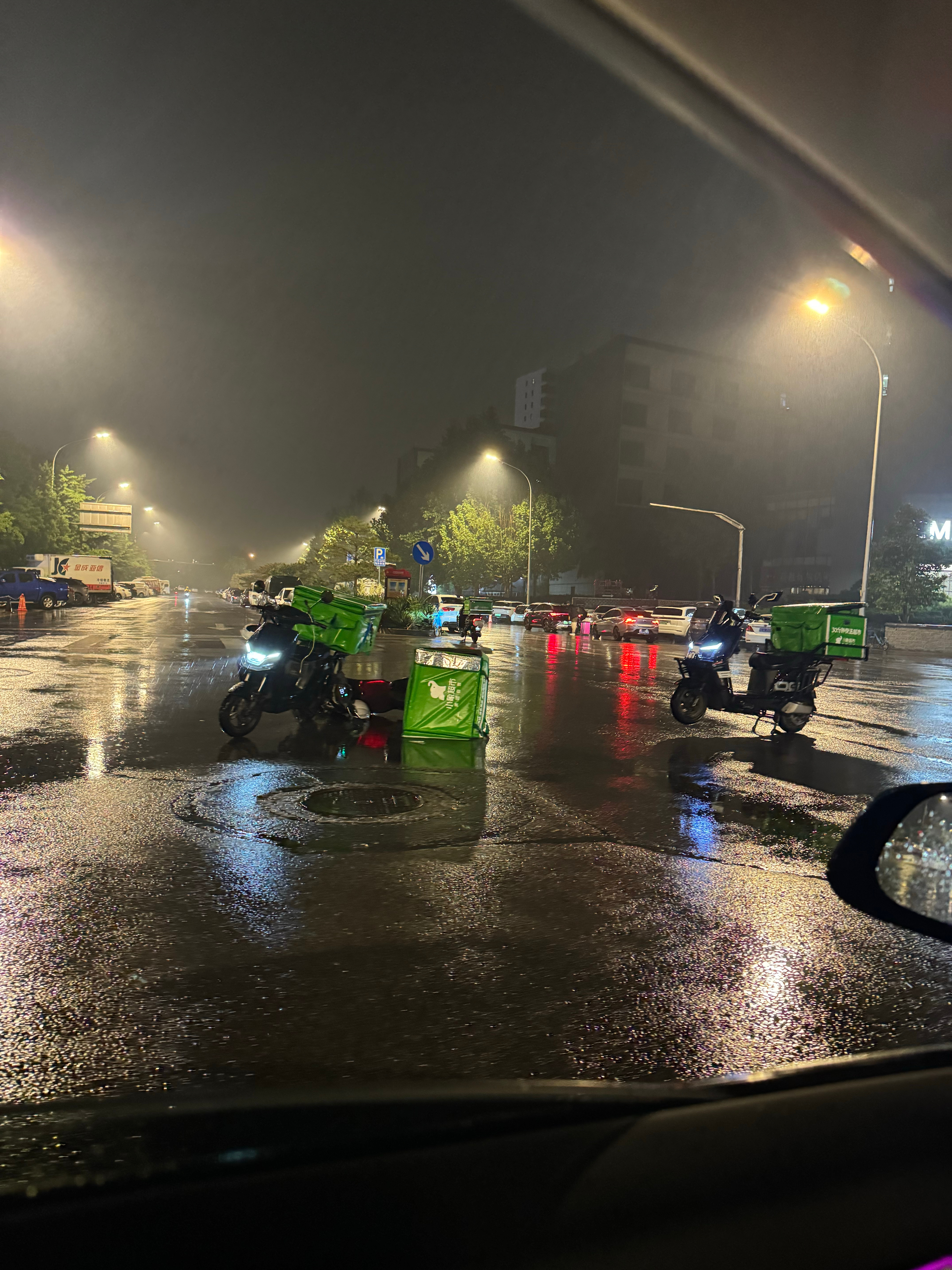 雨天不光开车要慢点，骑车也要慢点，刚刚路上碰到的