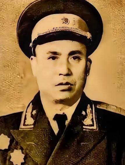 1947 年，四野一位师长娶了牺牲战友的遗孀。新婚夜，他没碰新娘，反而对着她提了