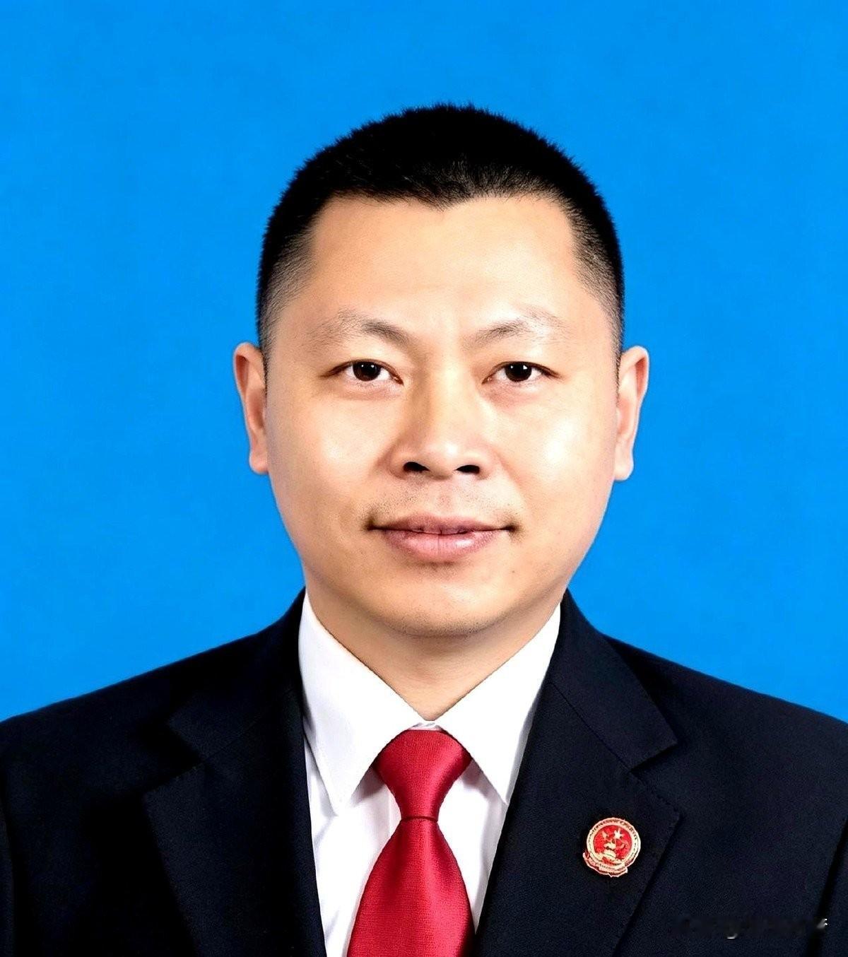 豫北的乡间土路，常年被烈日晒得龟裂。一辆颠簸的旧车卷起漫天黄尘，停在了村口。韦怀
