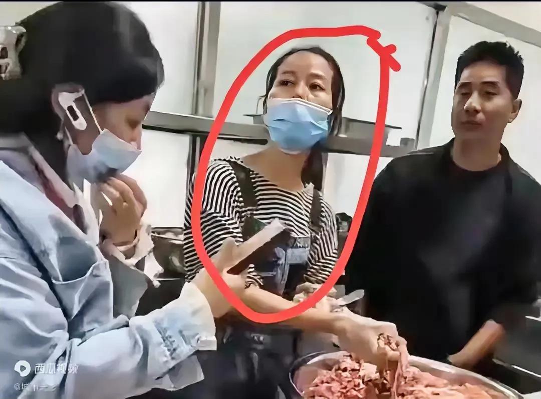 致敬这位非凡的女士，她以无畏之举荣获“食品安全守护者”殊荣。正是她，化身正义使者