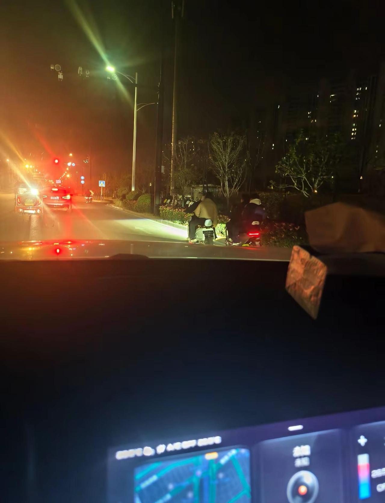 鬼火少年耶，他的机车可以翘头耶😅等我停好车，我骑共享电动车跟你们玩