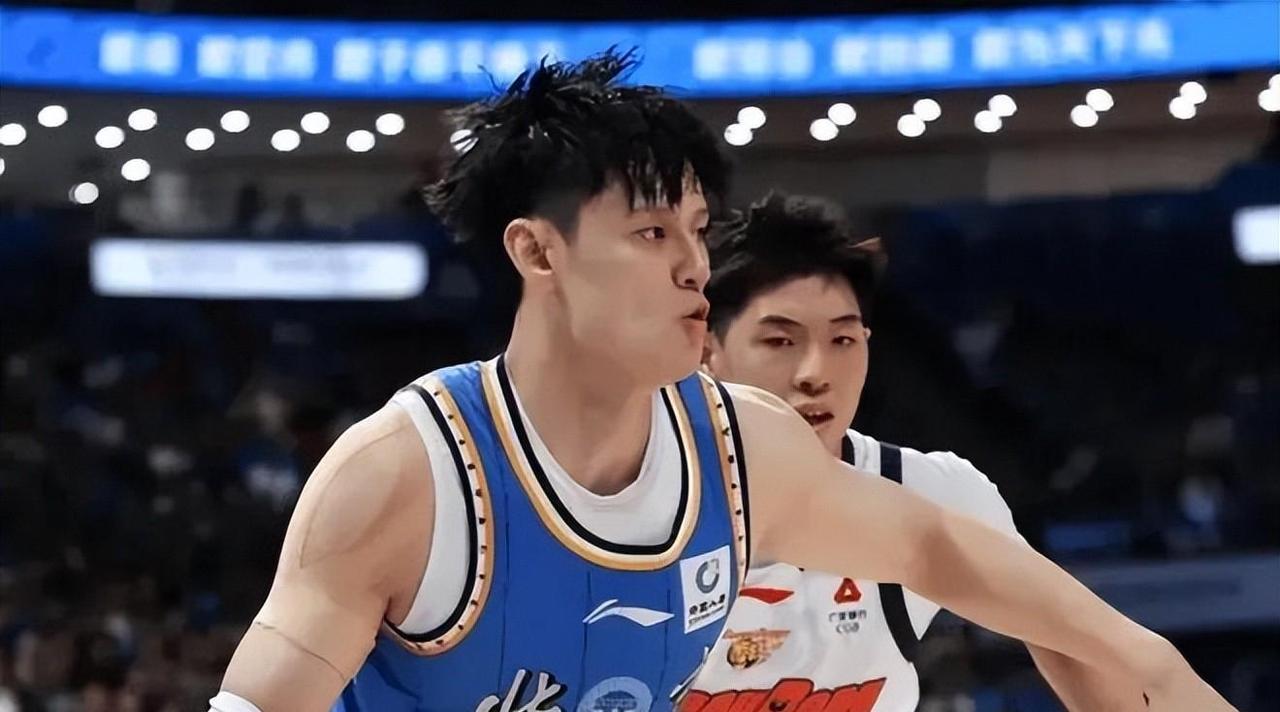 最后15秒，张皓嘉站在右边45度，球出手灯亮，绝杀！北京男篮加时96-93输了广
