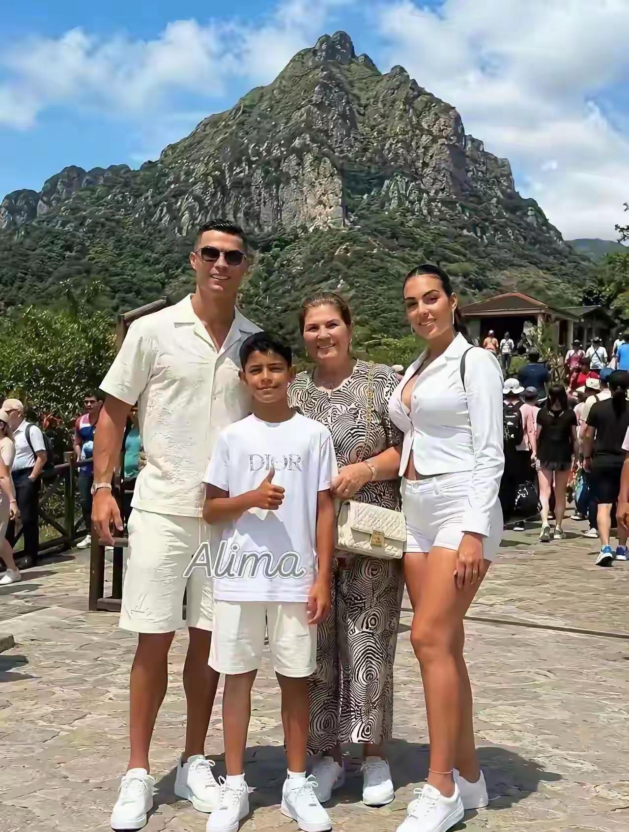世界杯历史上影响力最大的球星，哪怕已经不在赛场上面，但是依然是赛事的焦点之一，这