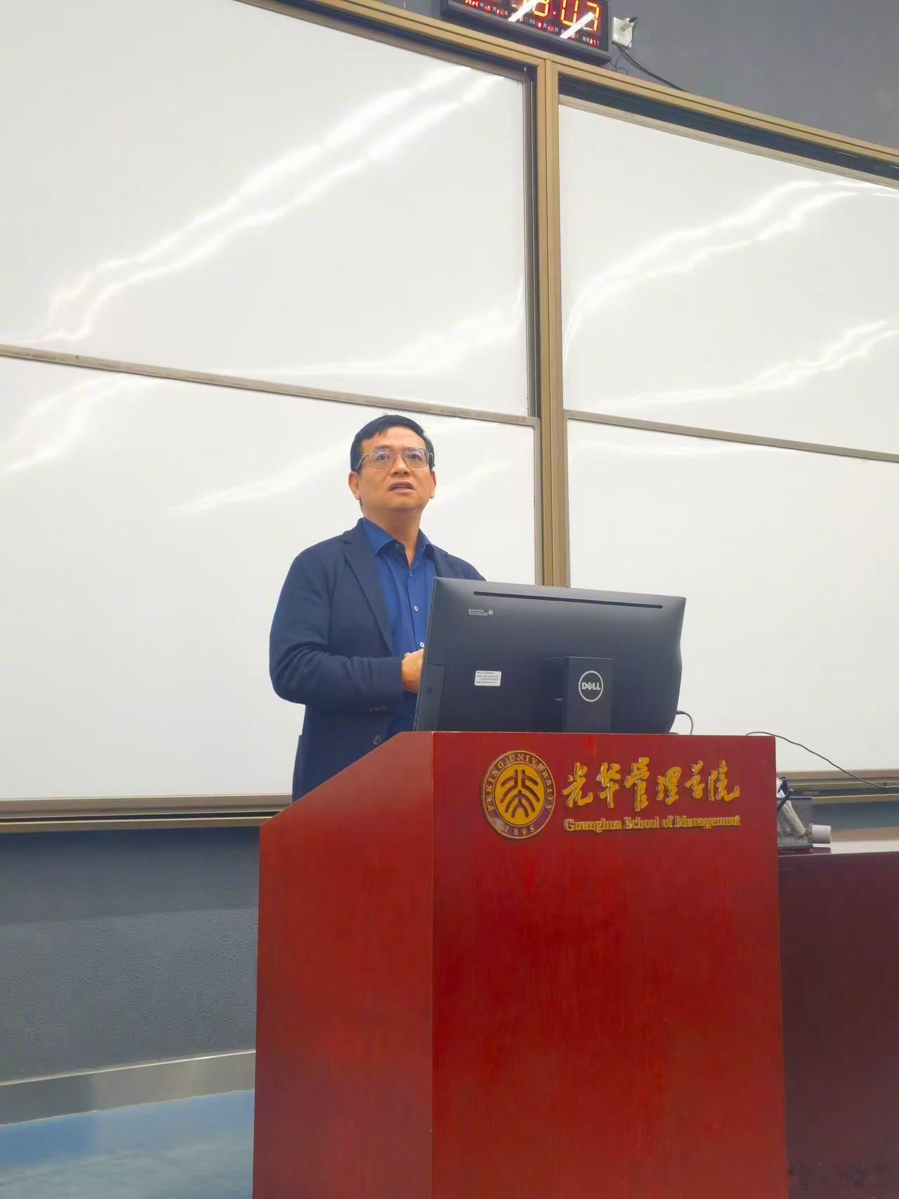 穿越记忆的河流 刚收到一位同学发来的照片，是昨天在北京大学光华管理学院演讲时拍的