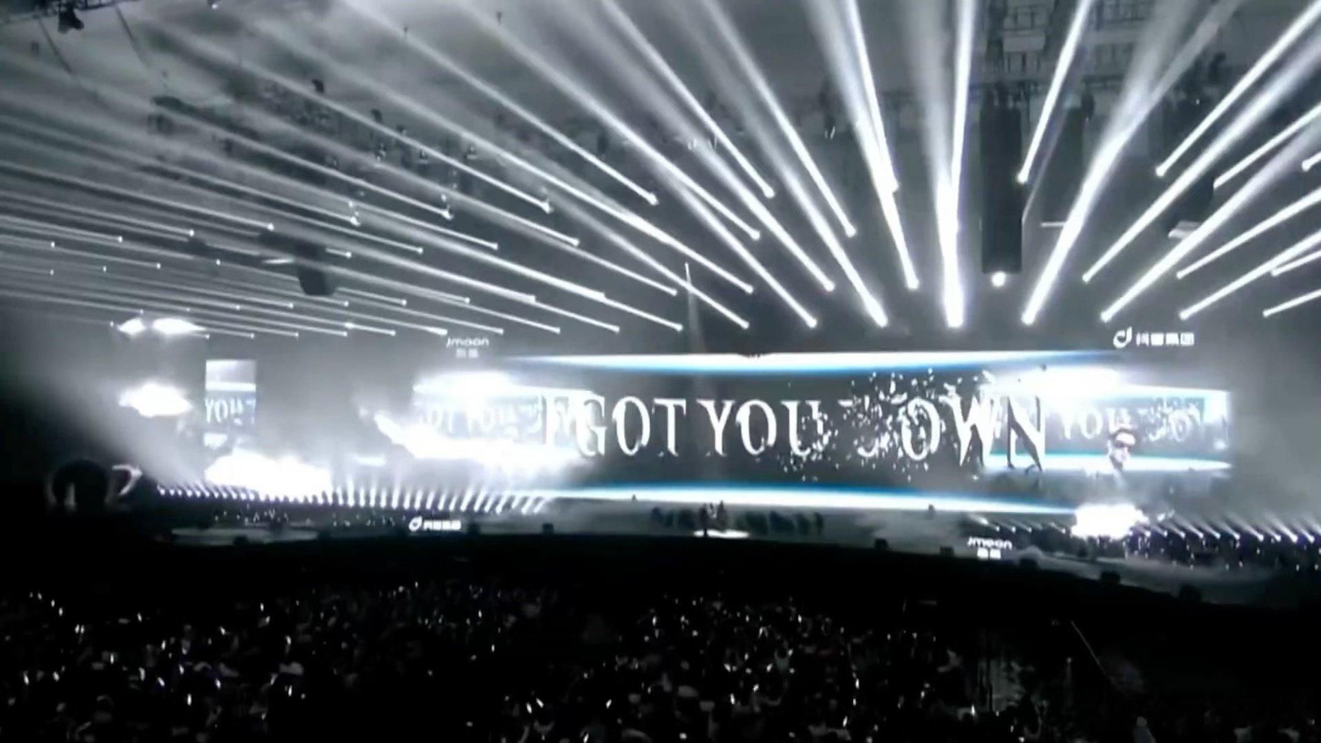 檀健次一露面这么劲啊 檀健次怼摄像机的收场《Drop》首舞台太绝！檀健次唱功稳舞