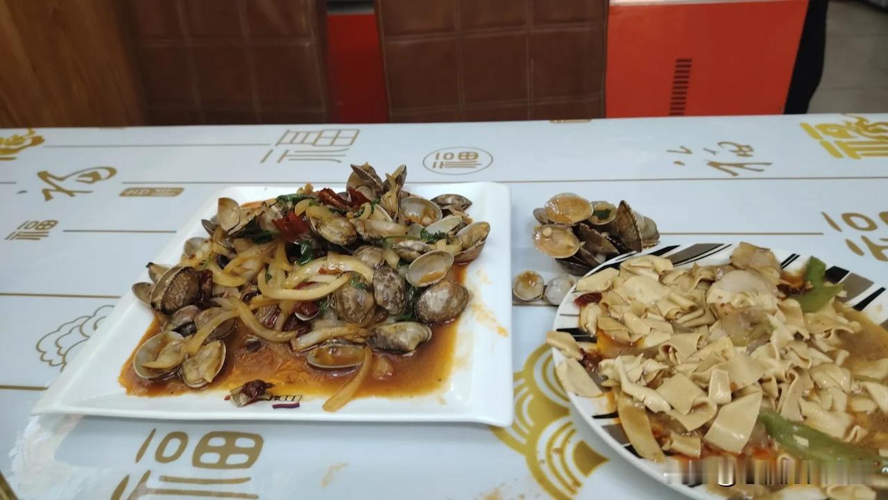 民间小吃两个菜三个啤酒31元[马思纯的微笑]
