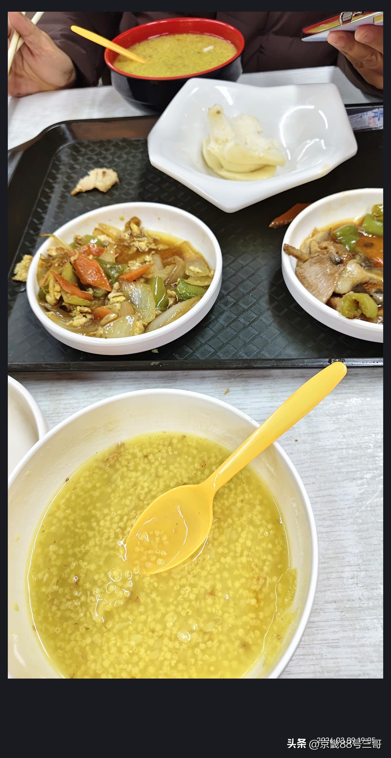 小区开了个社区食堂
本以为饭菜很便宜
其实只能说有点小贵
2碗粥
2个馒头
2小
