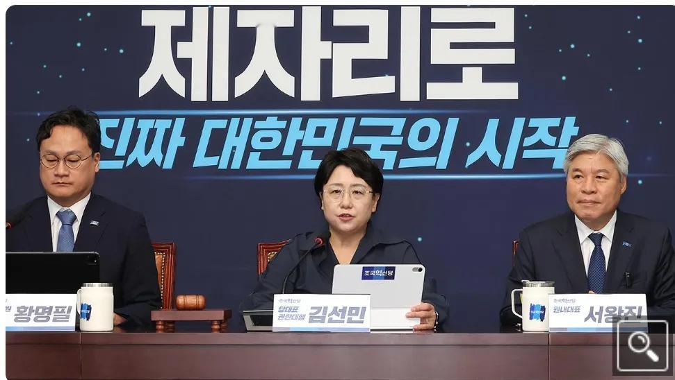 曹国正在监狱忍受酷暑。
祖国革新党通过党内决议案。
确定明年地方选举向民主党靠拢