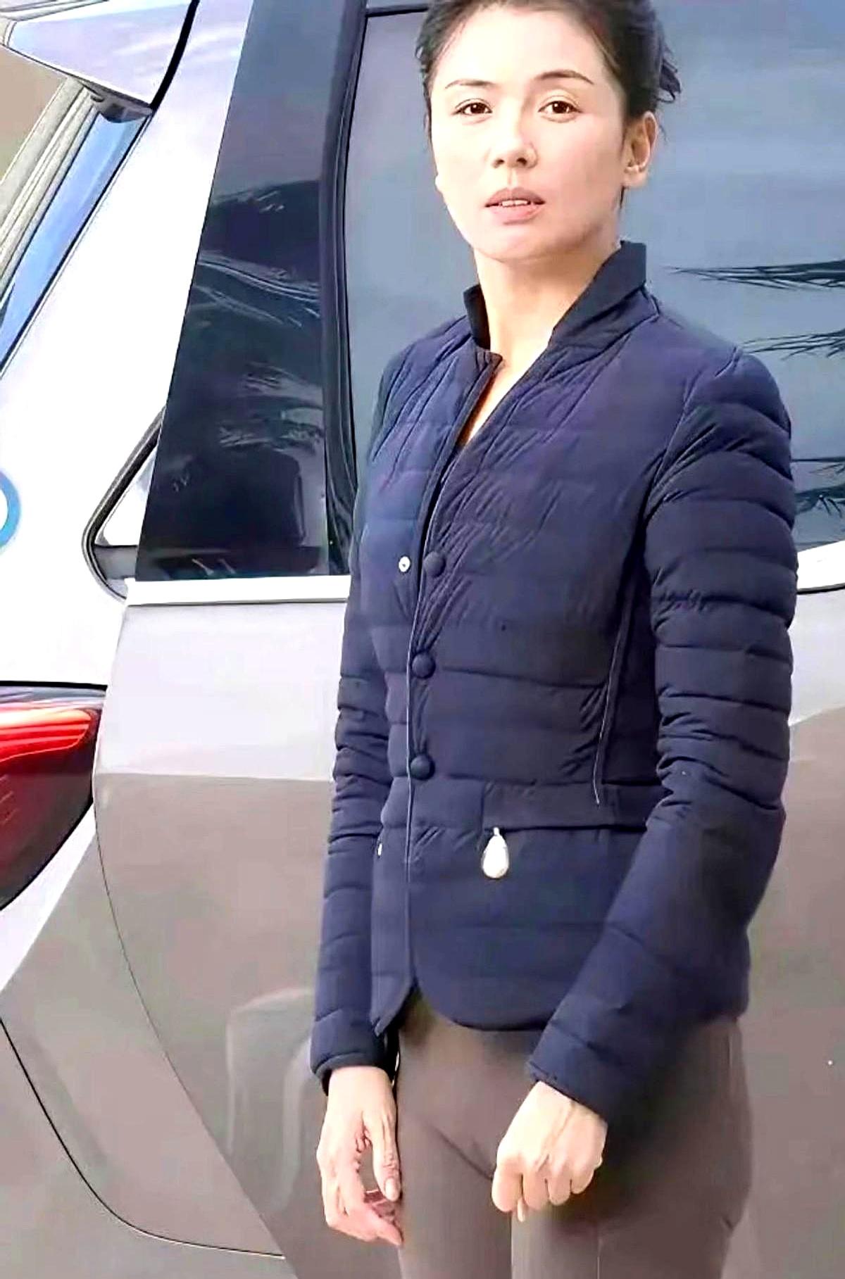 刷到刘涛那张图，我承认我愣了三秒。
这身健身裤造型引起了争议，很多人觉得不得体