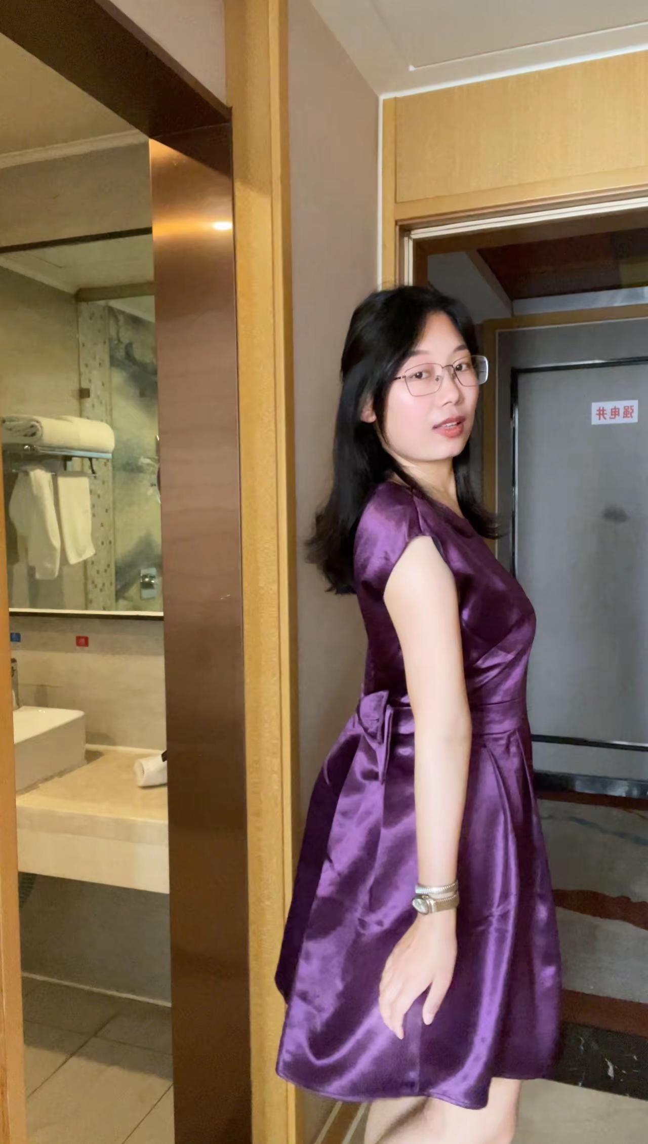 真情像梅花开过自信比美丽更重要 紫色连衣裙 穿搭