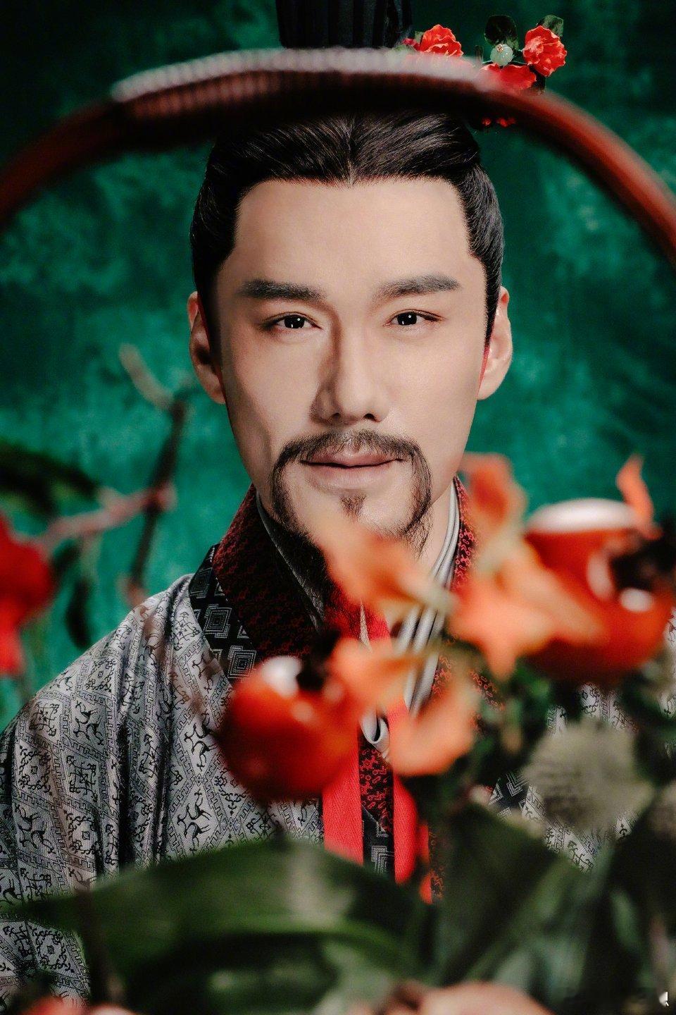 胡兵化身春晚花神石榴红亮相 胡兵春晚再登台，化身五月石榴花神张骞，一袭石榴红造型