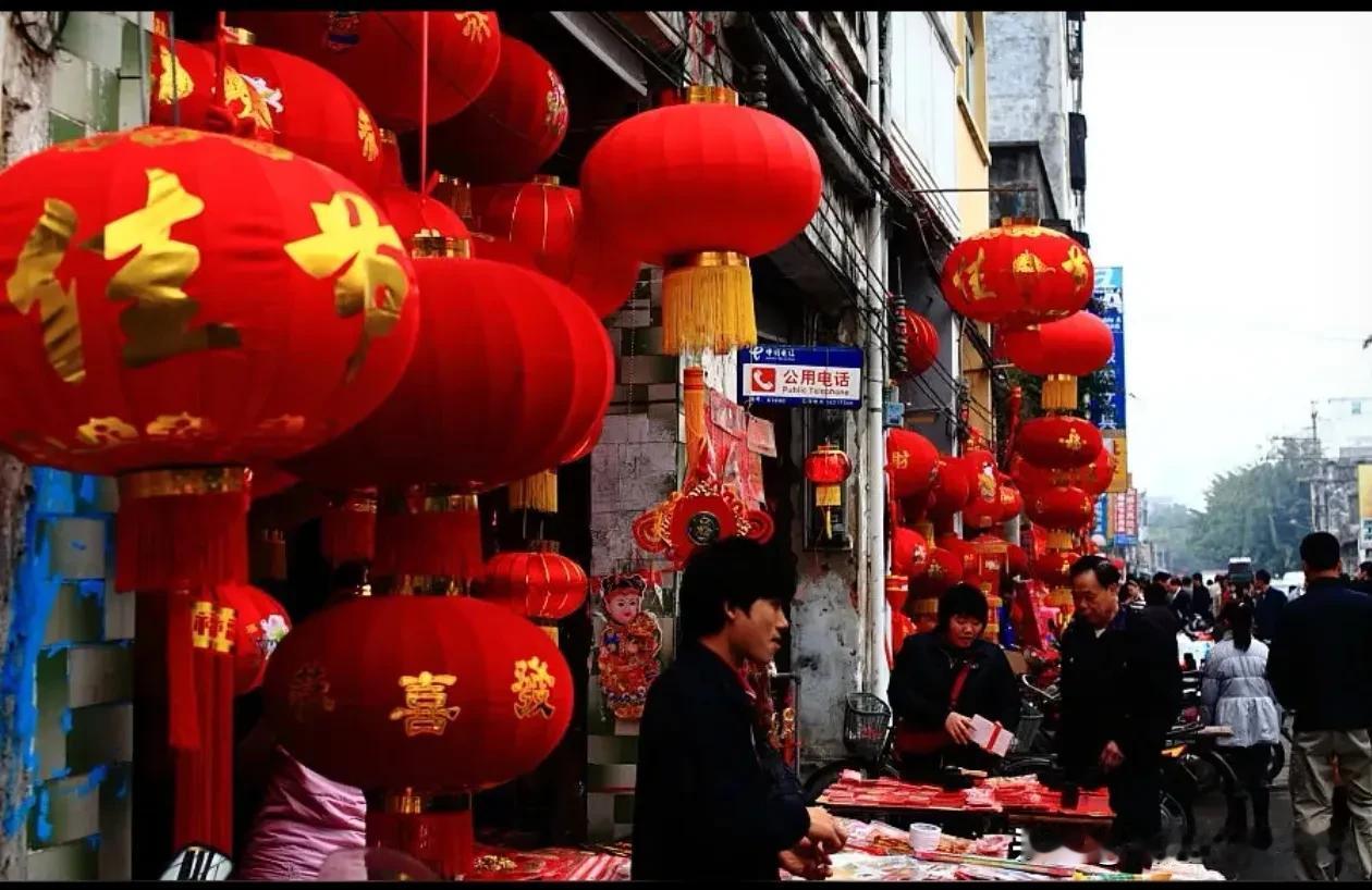 除了年货市集，骑楼老街1月18日、25日、30日晚上都有艺术表演和巡游。从街头到