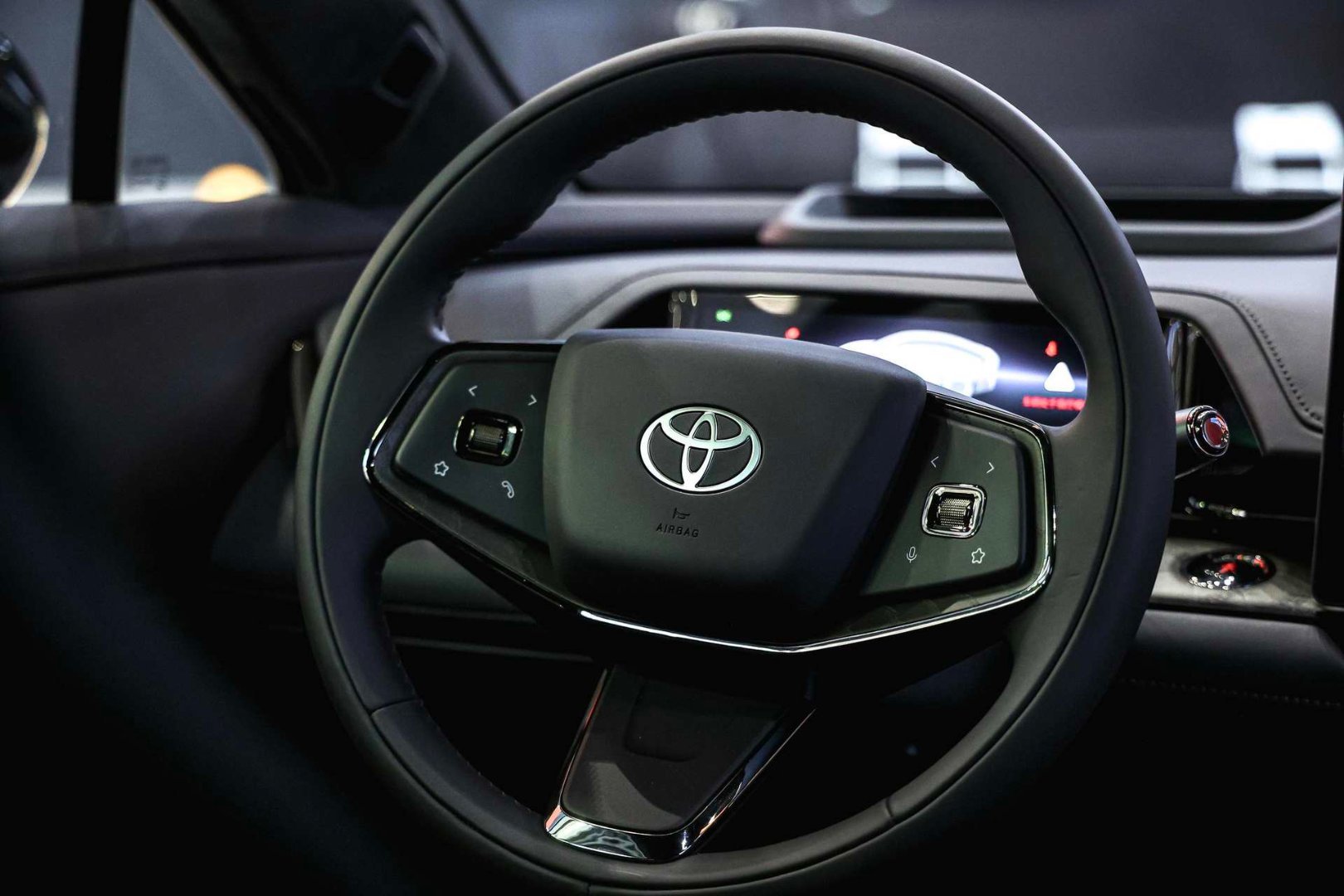 要我说，在广州车展，能从第一天火到第二天的展台真不多吧？但是广汽丰田还真就做到了