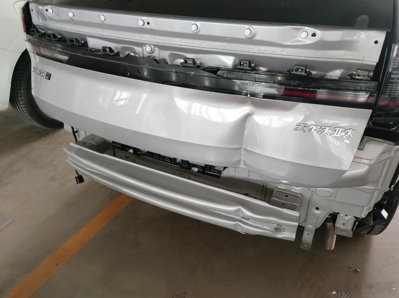 XC70被连续撞击三次会怎样 你可以永远相信沃尔沃的质量，XC70被追尾后表现依