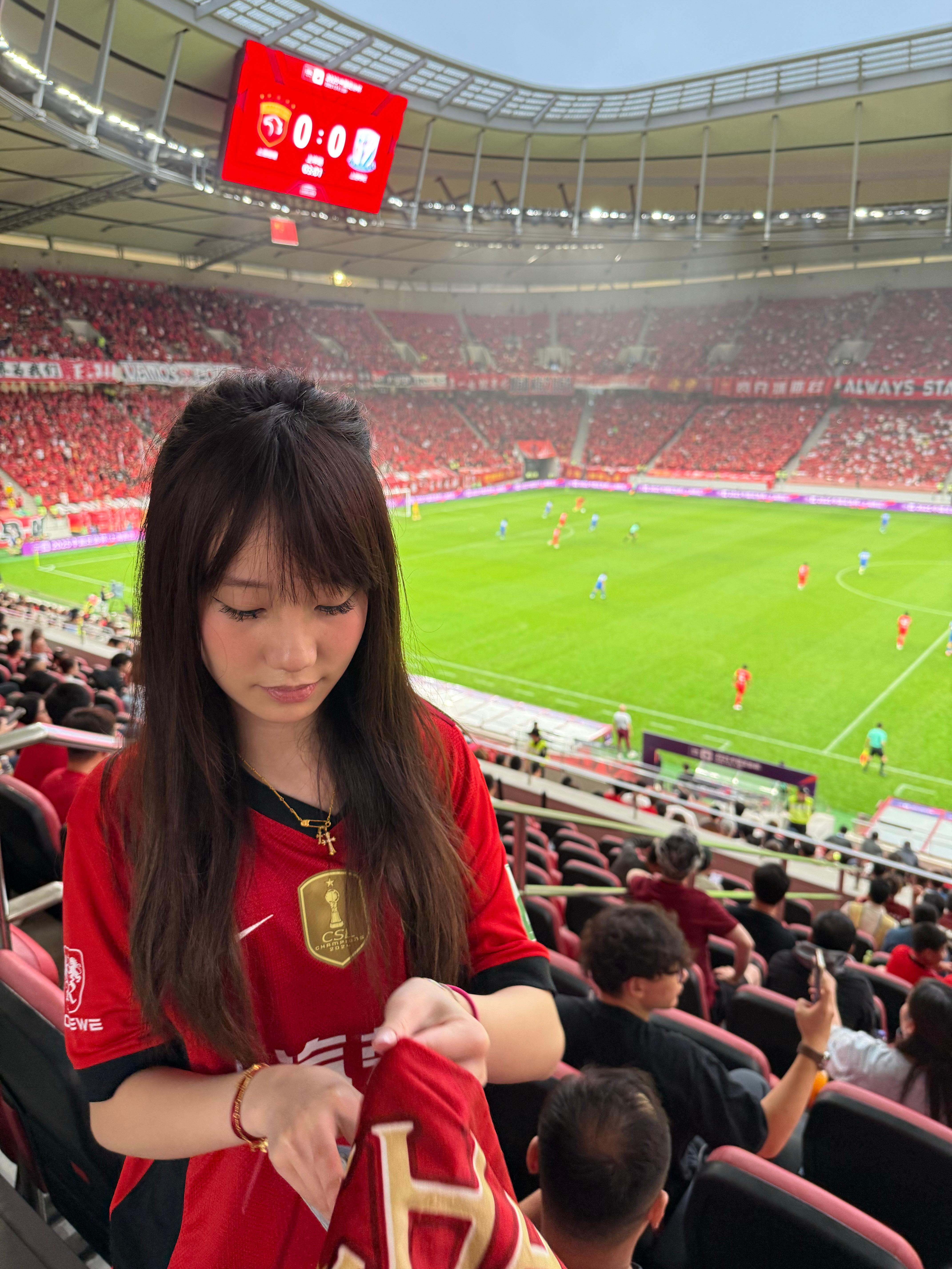 今天妹妹一进vip包厢就遇到一个阿姨粉丝要加微信（好像是荣威工程师）嘻嘻，这就是
