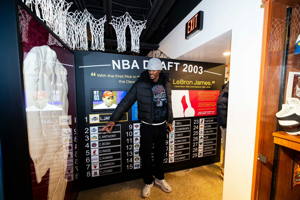 詹姆斯带着湖人队友们一起去参观了自己在克利夫兰的博物馆LeBron James’