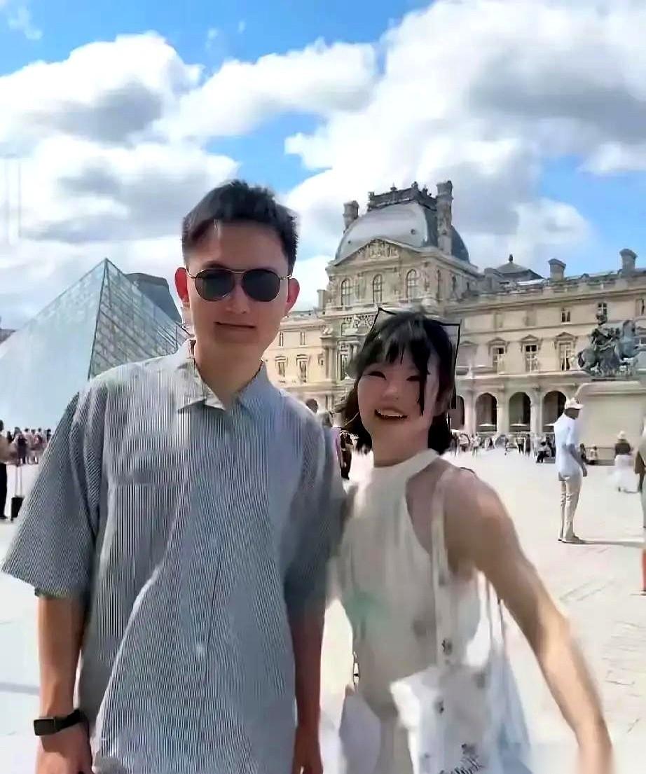 刷到孙悦结婚，他爸孙海洋发的视频，点赞50万。
可再一看，婚礼现场就请了30个人