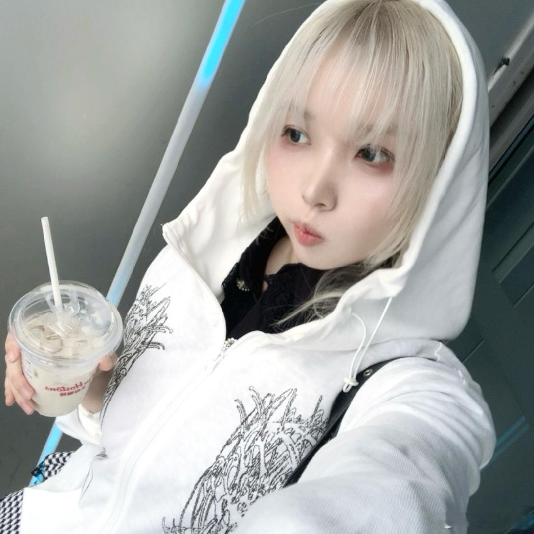 怎么又在撅嘴拍照 