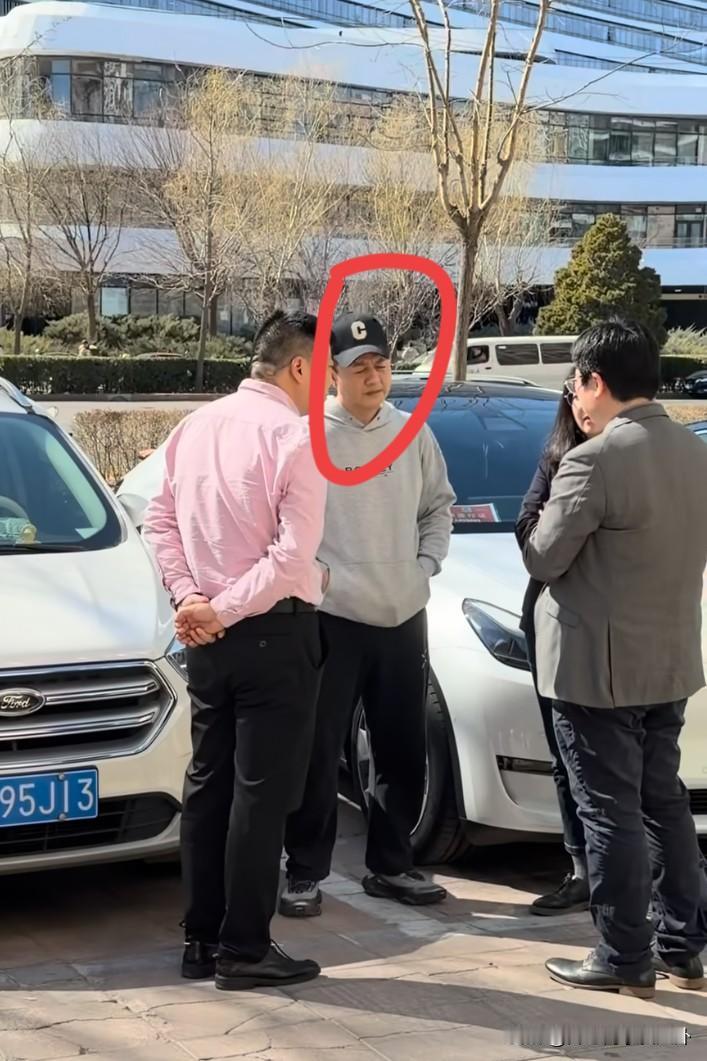 李亚鹏在正火的时候暂停直播带货，一门心思为嫣然儿童医院奔波，中午只吃一碗面。
