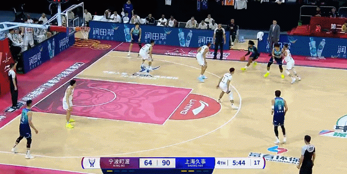 鲁吐布拉打到李添荣后脑勺，从救裁判受伤到伤人，纯粹是打球预判差，跟人品没什么关系