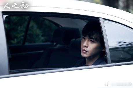 张若昀一部现代戏浑身战损伤 现代戏人设超虐！战损破碎感拉满，眼神倔强藏锋芒，坐等