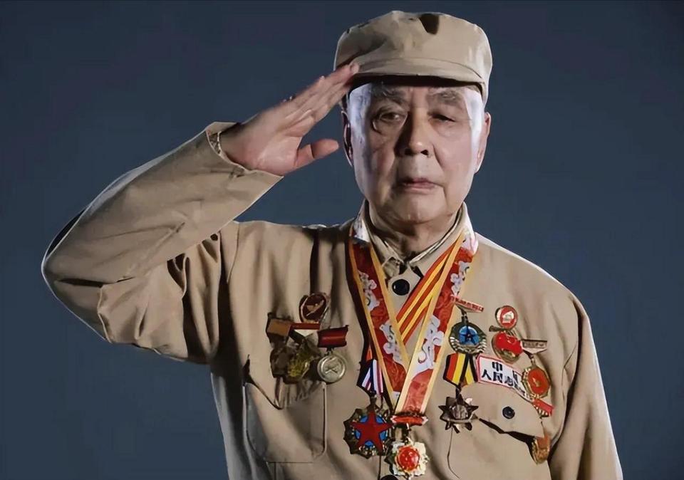 上甘岭一战，16岁的小兵忽然尿急，竟然在迫击炮上撒了一泡尿。没想到，就是这么一泡