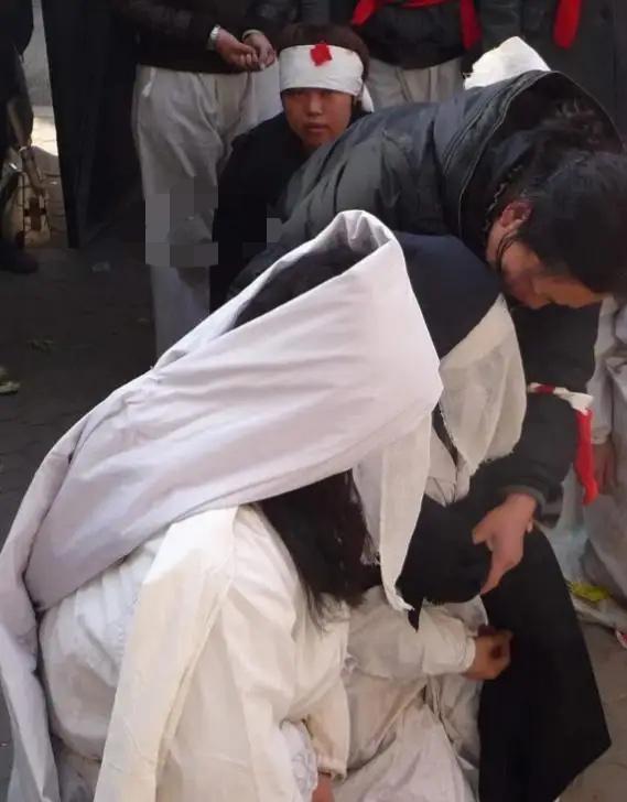 “丧尽天良！”上海，男子不顾母亲留下遗嘱，在母亲出殡当天逼着妹妹放弃遗产继承，让