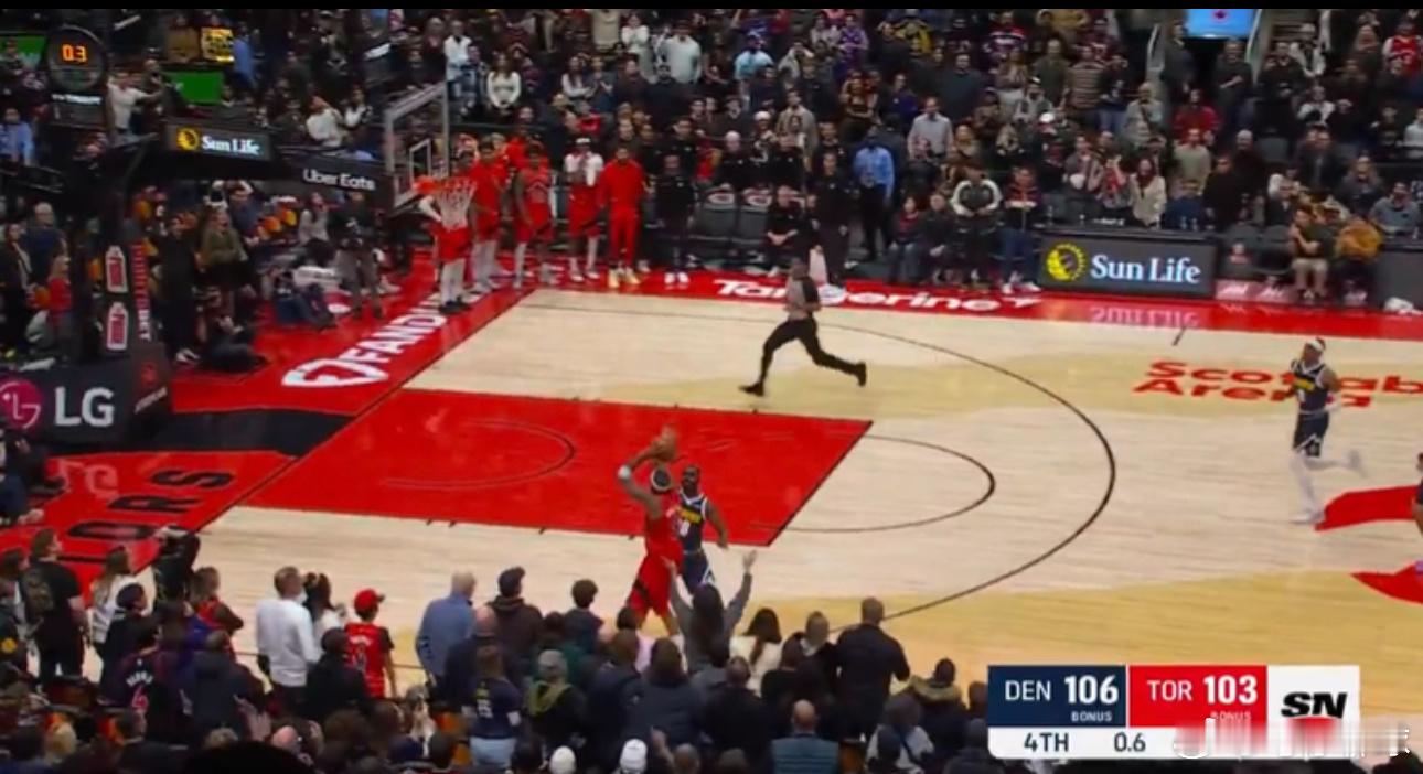 1月1日讯 今日NBA常规赛猛龙103-106憾负掘金。掘金球员布朗最后2.7秒