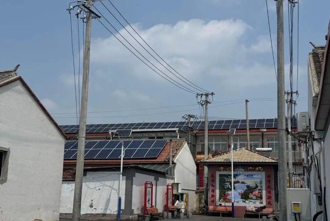 饭桌上，爸爸又提起装光伏的事，语气里带着明显的倾向：“一万多初装费，以后每月收租