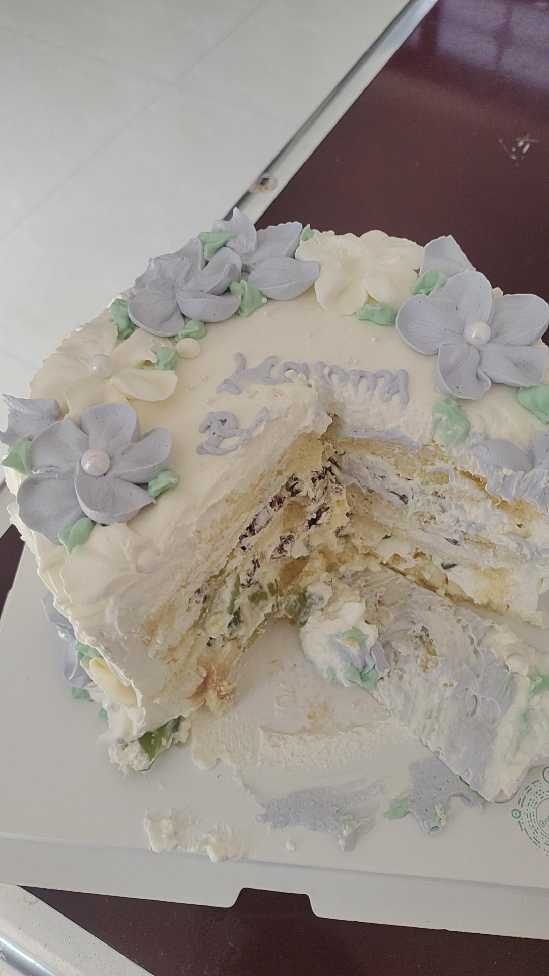 往后余生，
好好爱自己，
不纠结过往，
不焦虑未来，
三餐四季认真对待，
情绪安