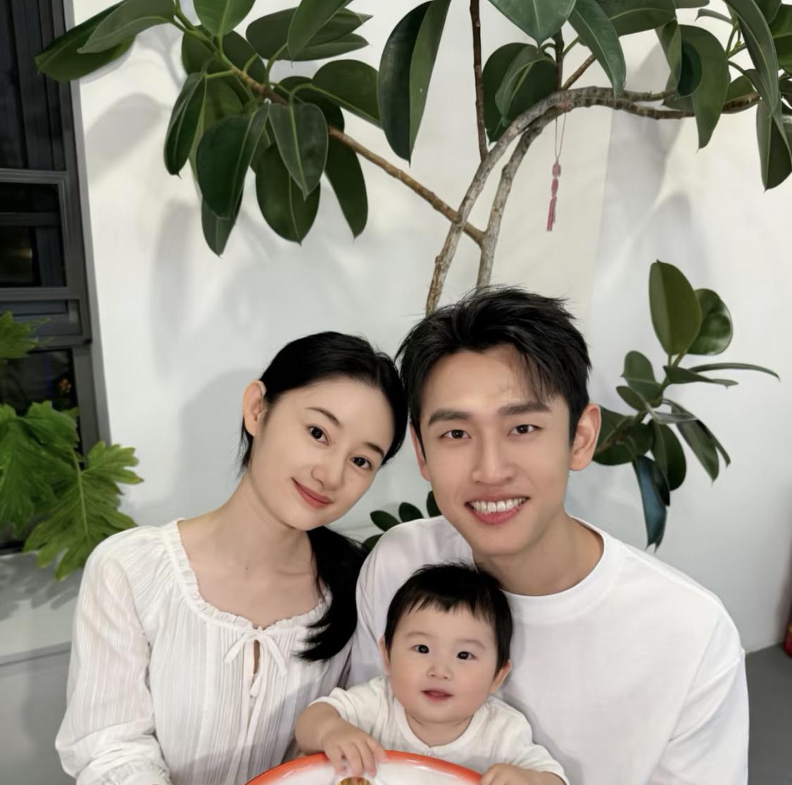 姐夫这人很好，就是有点腹黑，原著里很多心理描写，当他在火车上第一次邂逅杂志封面，