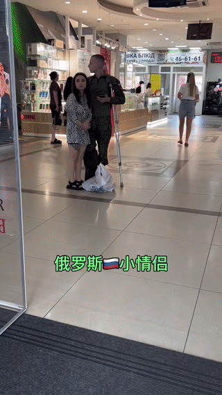 虽然这名年轻的俄罗斯士兵因为受伤致残退出了俄乌前线战场。
好在他能够活着从战场上