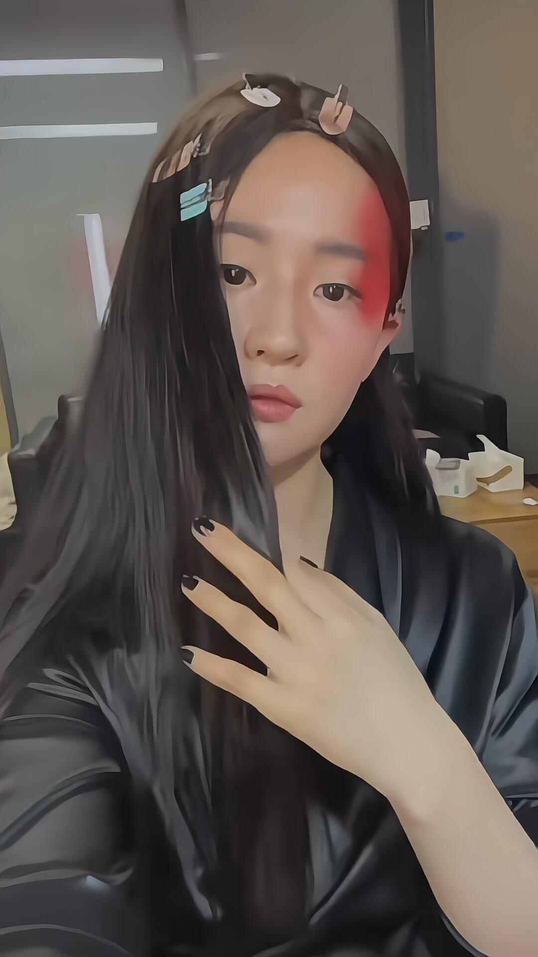 刘亦菲嘉人杂志幕后自拍曝光，那飒爽英姿让人瞬间梦回花木兰，仿佛又看到了那个在战场