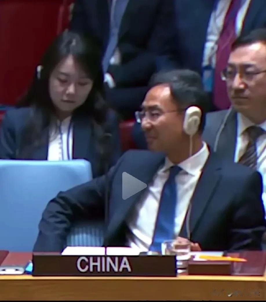 爽哥这一仰，一靠，是中华民族近两百年的艰苦奋斗。网友说，爽哥这坐姿像极了余粮充足