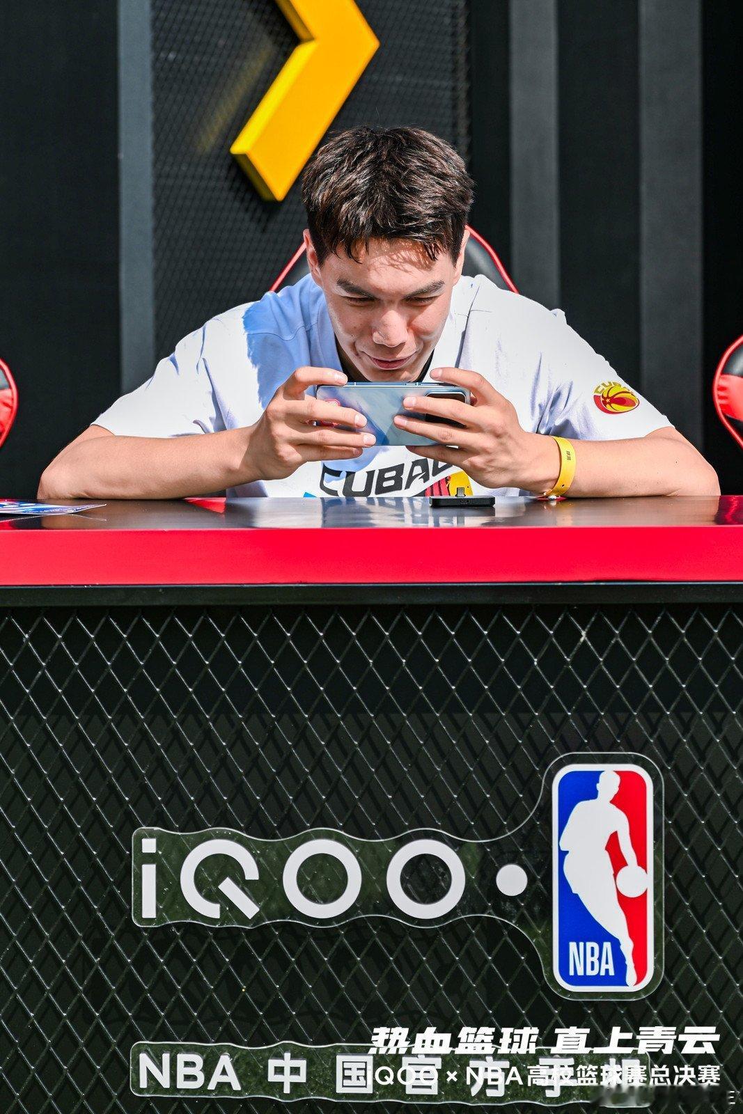终于蹲到iQOO×NBA篮球总决赛今天开打！17支高校队拼到最后，还有郭艾伦、朱