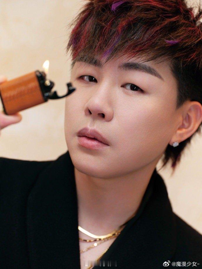 胡彦斌沪语歌开场 刷到胡彦斌沪语歌开场那段直接被圈粉，舞台上的淮海路太逼真了，他