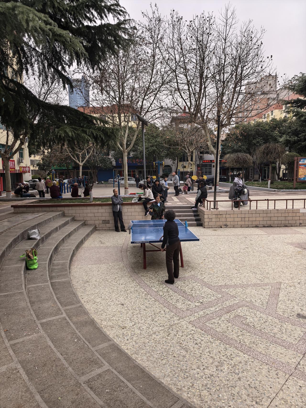 韩城这个半开放的小区显得有点乱，但是一个小花园，一座公厕，一家幼儿园，还有不长的