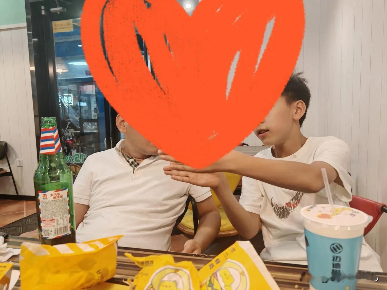 你们会在每周末带孩子出去吃一顿么？
在吃了一周的食堂之后，
感觉孩子应该吃一顿自