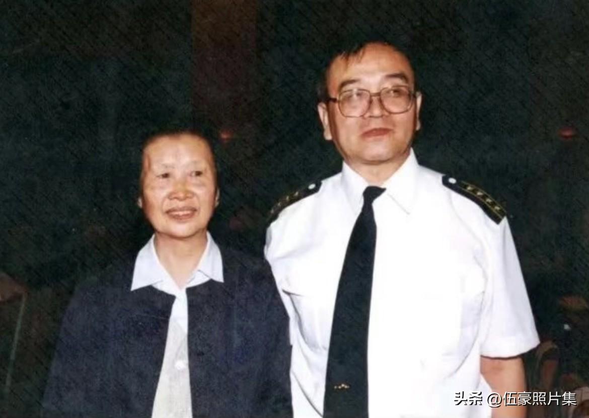 楚青与新四军政治部主任袁国平烈士之子，也是自己的养子袁振威的合影，温馨一幕后面的