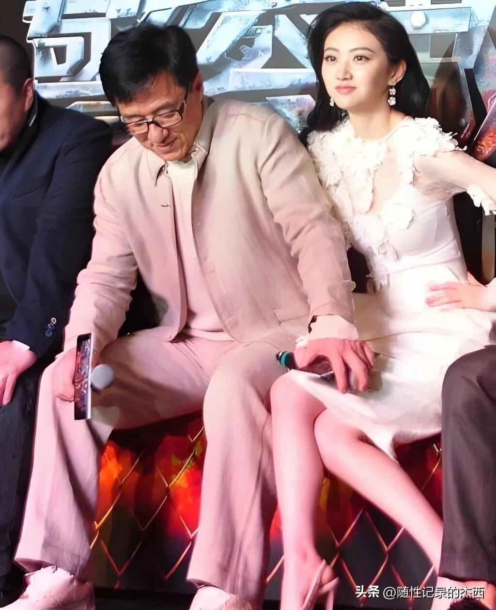 穿着一身米白套装的男明星我一眼就认出了，他是国际巨星成龙，是90年代无数人心中的