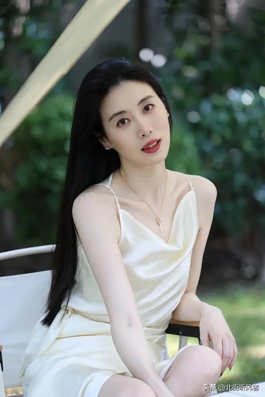 夏日清新风，优雅白裙，自然光下的迷人瞬间